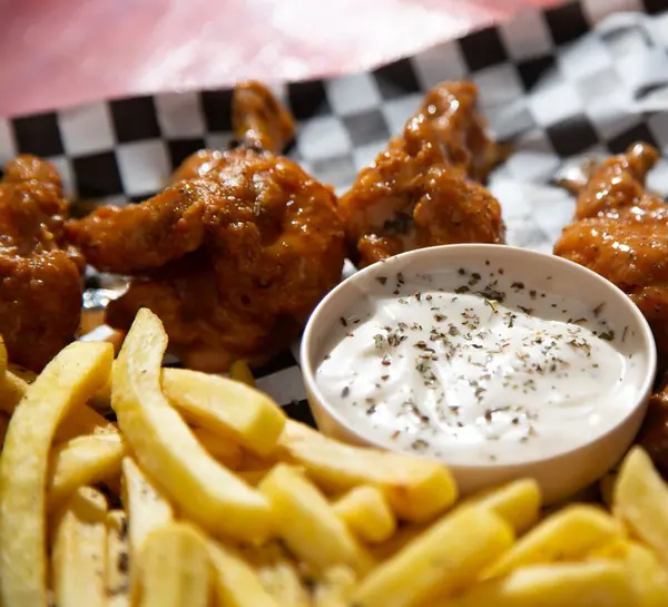 Chicken wings with chips and a dip
